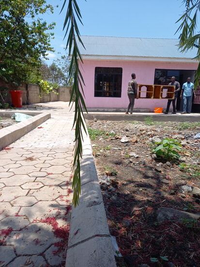 Ein Stück nach dem anderen verlässt das Haus. Ich beobachte es aus der Distanz, denn ich möchte in diesem furchtbaren Vorgang nicht involviert sein.