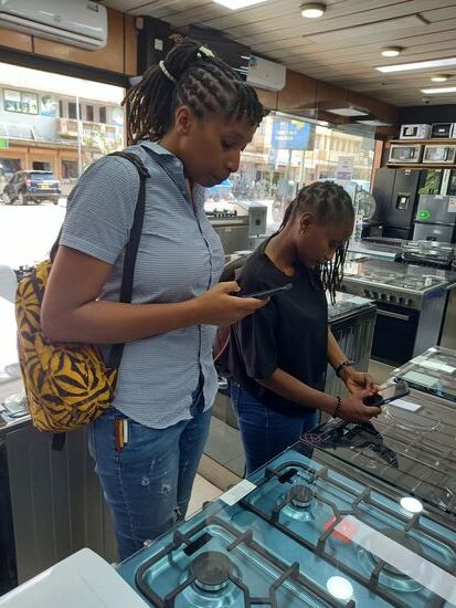 Zunächst schauen wir nach einem Herd. Einfach aber gut soll es sein. Schließlich finden wir einen für 780.00Tzs. Ich handle einen Rabat von 50.000Tzs raus. Somit würde der Herd ca. 245€ kosten. Er hat drei Kochstellen mit Gasbetrieb und eine mit Elektrik.