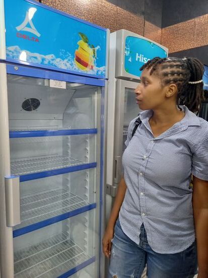 Beim Kühlschrank fällt die Entscheidung schwer - welche Größe, Ausführung? Auch müssen wir stark auf den Preis achten. Doch schlussendlich könnte es dieser sein. Er soll normalerweise 1.750.000Tzs kosten. Hier kann ich 100000Tzs runter handeln. Somit kostet dieser Kühlschrank 555€. Kaufen können wir die Dinge noch nicht, denn wir müssen erst die gesamte finanzielle Situation prüfen.