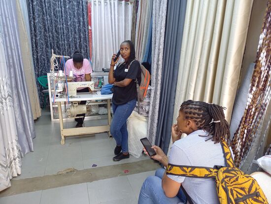 Hier bestellen wir Gardinen. Das ist vom welfare vorgeschrieben. 16 Vorhänge kosten 182€.