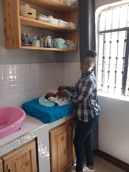 Das erste Baby, ein kleiner Junge, wird nun liebevoll umsorgt.