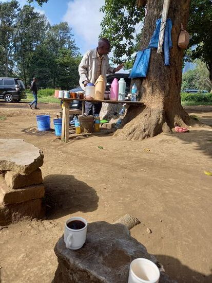 Nachdem ich mich mit Peter, dem Manager der Kindertagesstätte getroffen habe, gehen wir erstmal eine Tasse Kaffee trinken. Ganz traditionell unter einem Baum ohne jeglichen Schnick Schnack.