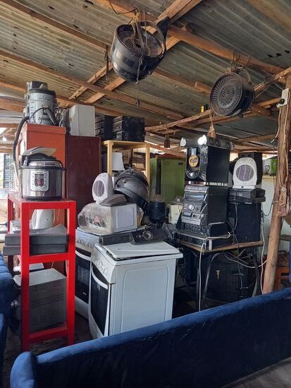 Im Ausstellungsraum des Tischlers herrscht ein munteres Durcheinander.