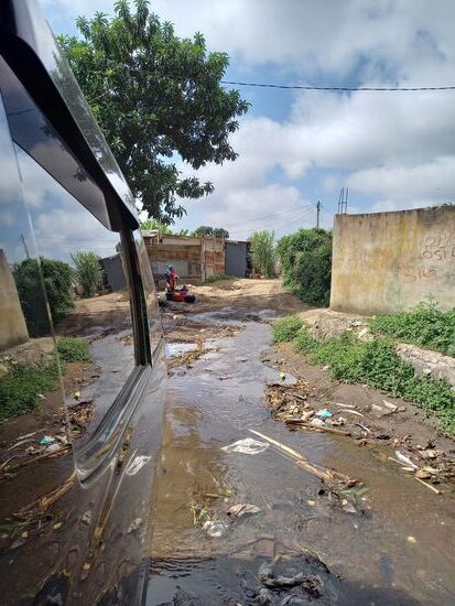 Da das Bett noch nicht fertig ist, fahren wir das nächste Ziel an. Die Wege sind oft sehr unwegsam. Obwohl das Wasser stark verunreinigt ist, wäscht eine Frau ihre Wäsche darin.
