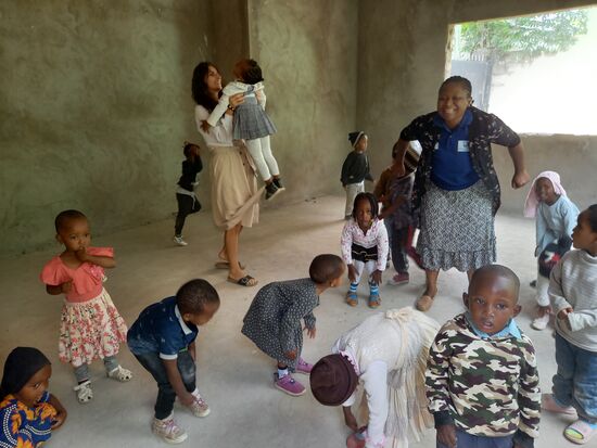 Die Kinder sind am Singen und tanzen. Alicia, unsere Freiwillige ist mittendrin.