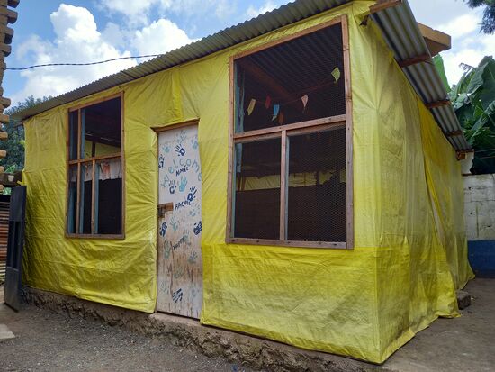 Hier findet zur Zeit der Unterricht statt. Aber nebenan entsteht bereits das massive Gebäude.