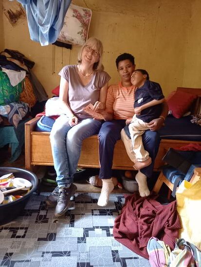 Ich übergebe der alleinerziehenden Mutter im Namen von Lara  80000TZS für zwei Monate Miete. Das sind ca. 30€. Sie kann ihr Glück kaum fassen.