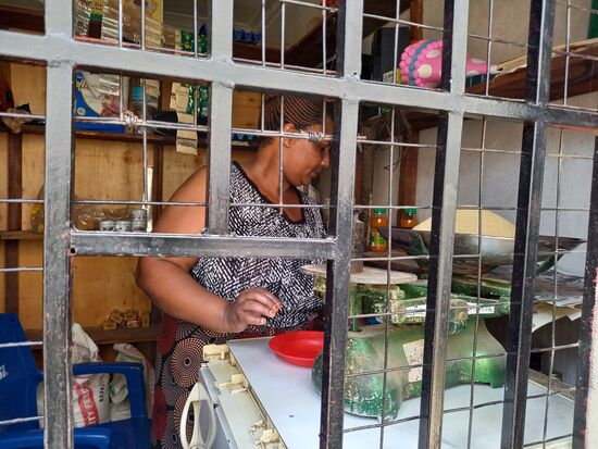 Dann gehen wir mit ihr gemeinsam einkaufen. Hier kaufen wir 6kg Zucker und Seife.