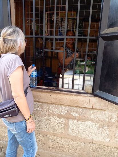 Das Geschäft gehört der Schwester, der Frau, der wir das Bett bringen werden. Mit diesem Einkauf haben wir auch ihr geholfen.