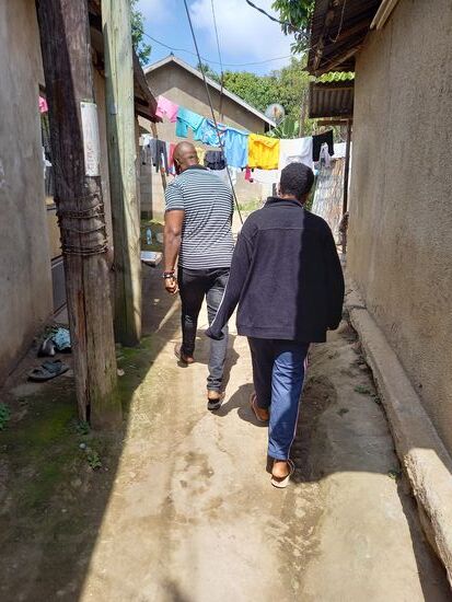 Durch schmale, staubige Gassen geht es zum nächsten Geschäft. Es ist auch heute wieder brütend heiß und das macht es anstrengend.