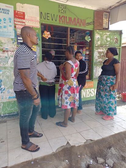 Die Frau kauft noch Reis und Pampers..