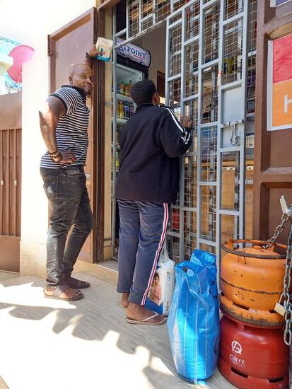 In diesem Geschäft besorgen wir 3l Öl. Am ende gebe ich ihr noch 20000TZS für Porridge. Sie ist überglücklich und es rollen Tränen der Dankbarkeit. Das sind Momente die gehen unter die Haut!