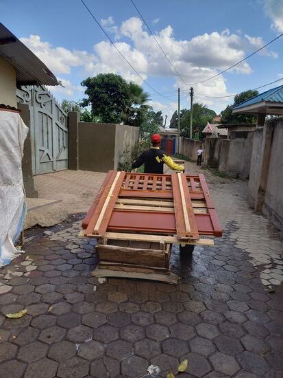 Das Bett ist fertig und wird mit einem Holzkarren angeliefert.