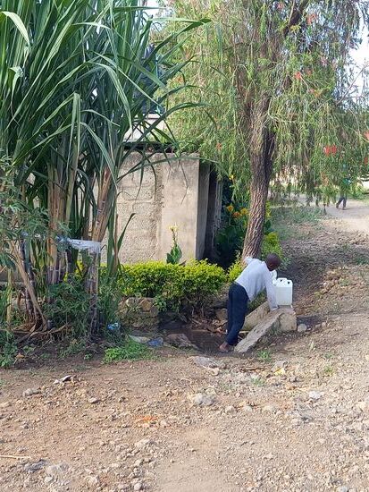 Hier holt ein kleiner Junge Wasser für die Familie. Wasser ist gerade wieder einmal knapp. Auch aus meiner Dusche kommt es nur spärlich.