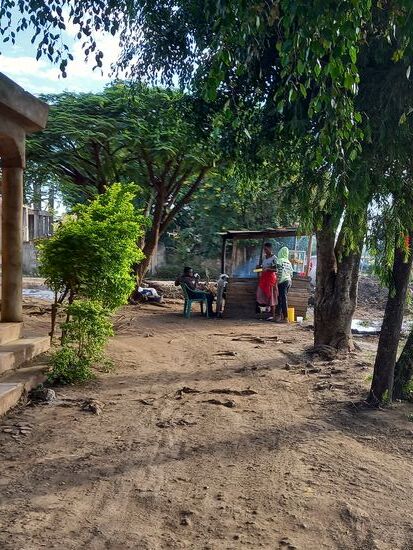 Frühmorgens öffnen überall die kleinen Stände und Geschäfte. Gefühlt verkauft hier jeder Jedem etwas und irgendwie reicht es dann gerade so zum Überleben.