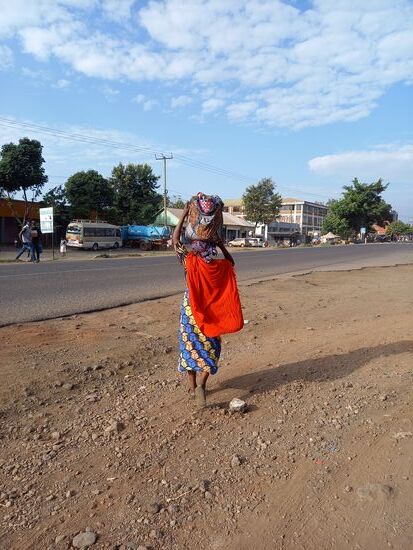 Ein typisches Bild. Insbesondere Frauen tragen hier ihre Waren auf dem Kopf von einem Ort zum anderen.