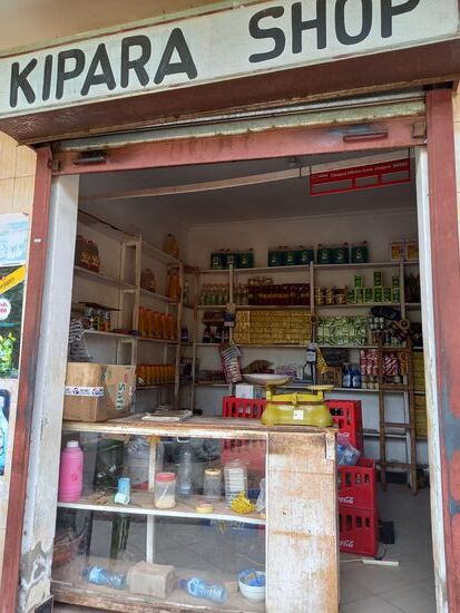 Dieses typische Geschäft ist direkt neben dem Baby Haus. Der Eigentümer freut sich, das ich hier regelmäßig mein Wasser kaufe. Er hat mir auch schon angeboten, mich mit seinem Auto zu fahren falls ich mal irgendwo hinfahren möchte.