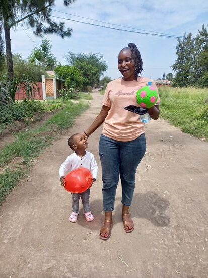 Nuruana und ich machen heute einen kleinen Spaziergang mit Hangai. Der freut sich riesig über einen Luftballon den ich ihm geschenkt habe. Er gibt ihn nicht aus der Hand.