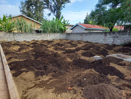 In der Außenanlage ist der Dünger angekommen. Montag soll der Rasen gepflanzt werden.