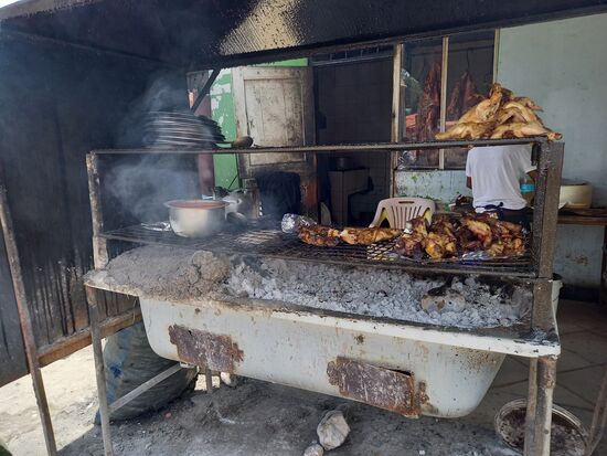 Hier wird das Hähnchen gegrillt.