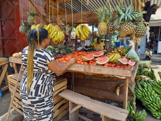 An diesem Stand kaufen wir Melone, Ananas und Bananen. Das reicht dann für ein paar Tage für Franziska und ihre Kinder.