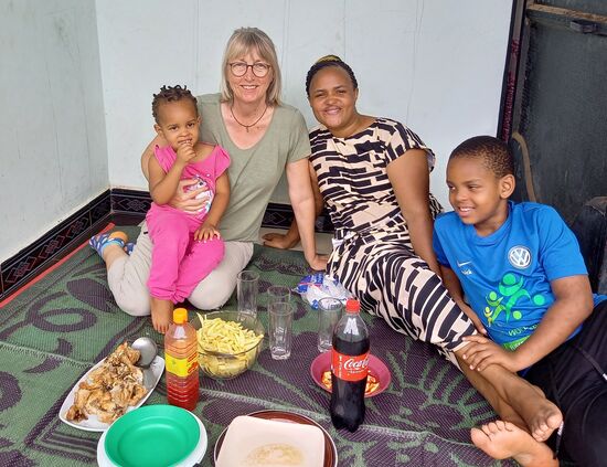 Wir sitzen gemeinsam, ganz entspannt draußen und es gibt viel zu erzählen.