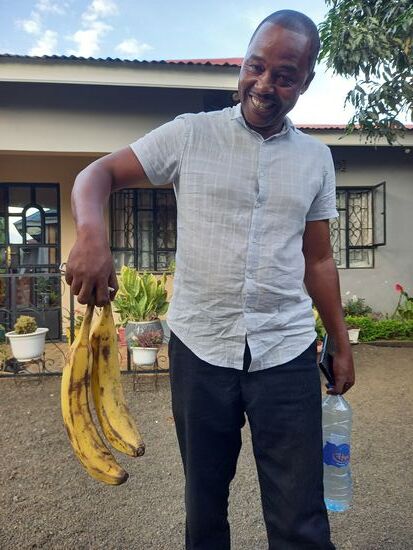 Vumila kommt mit riesen Bananen nach Haus.