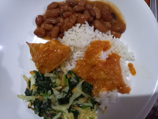 Mein heutiges Abendessen: Reis, Hähnchen, Bohnen und Gemüse. Zum Nachtisch Melone und Mango  