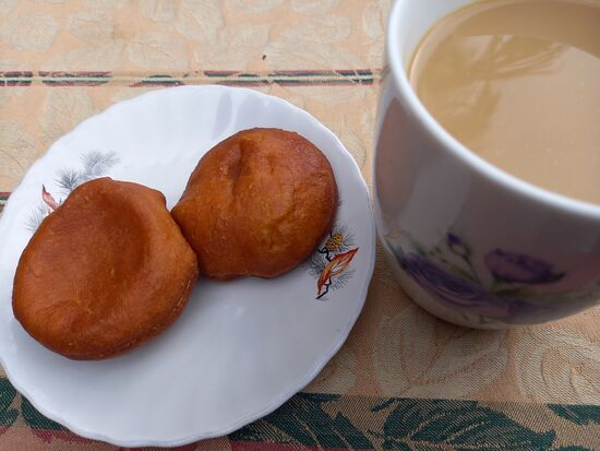 Mein Frühstück  - Mandasi und eine Tasse Kaffee
