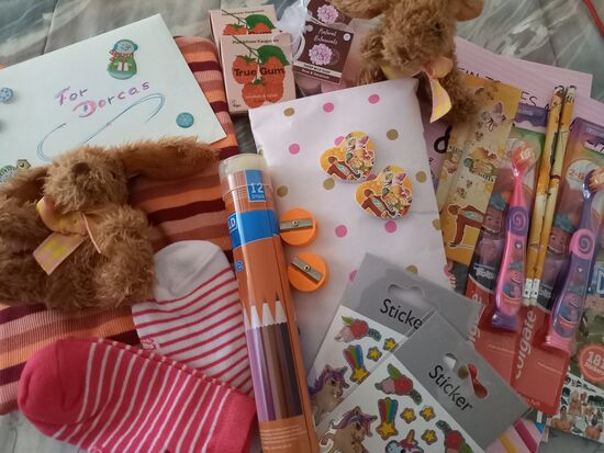 Die Paten haben mir richtig schöne Geschenke mitgegeben. Ich habe noch die Häschen und Socken beigefügt, die mir ebenfalls gespendet wurden.