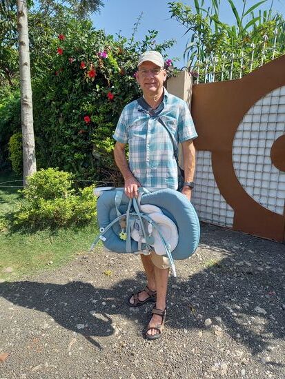 Ich hatte eine Baby Wippe im Gepäck. Die nehmen wir heute mit ins Baby Haus.