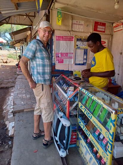 Auf dem Weg besorgt Matthias sich eine SIM Card.