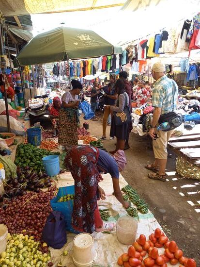 Die Einkaufsliste ist lang. Obst, Gemüse, Fisch, Hähnchen, Reis und Servietten. Außerdem benötigt die Köchin Leah eine Schürze.
