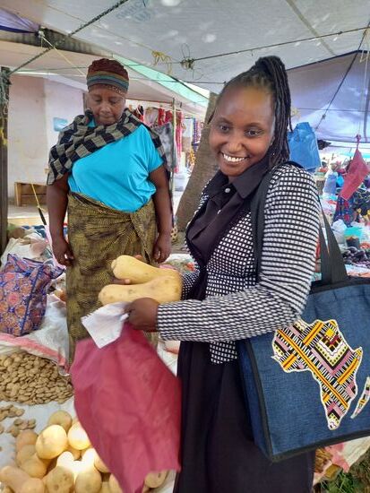 Nuruana kauft u.a. zwei Kürbisse
