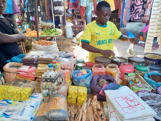 Hier wird eine Gewürzmischung für Tee (Chai) gekauft.