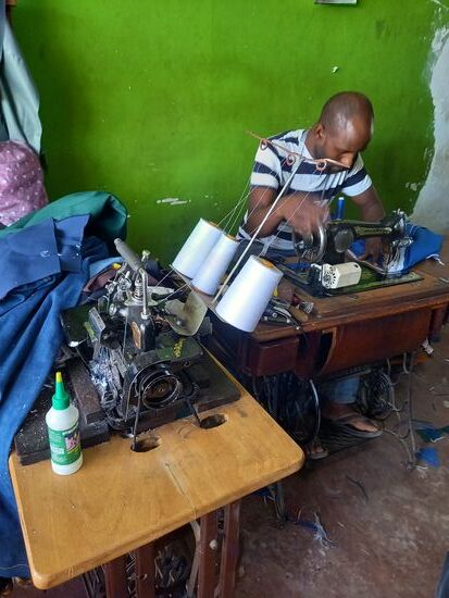 Bei diesem Schneider bestellen wir die Schürze für Leah.