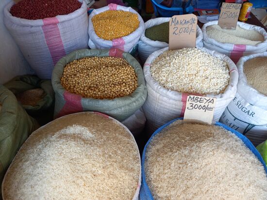 Reis und Bohnen für das Massai Projekt, welches wir morgen besuchen wollen.