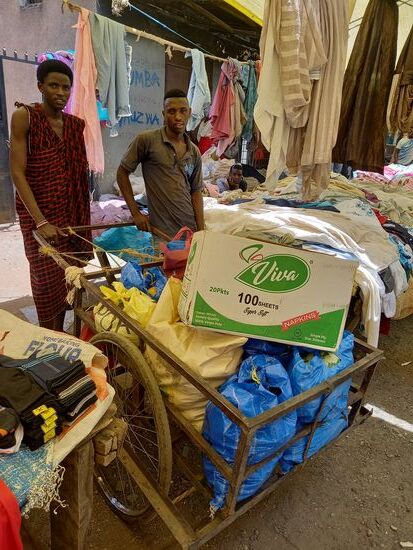 Am Ende ist ein ganzer Karren voll zusammen gekommen. So ein Einkauf kostet ca. 200000TZS (ca. 80€). Im Februar finanziert unser Verein "Gemeinsam für Kinder der Welt" diese Einkäufe.