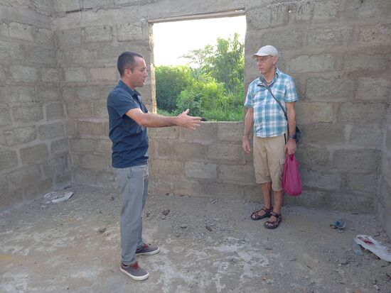 Mit Begeisterung zeigt er uns die zukünftige Küche.