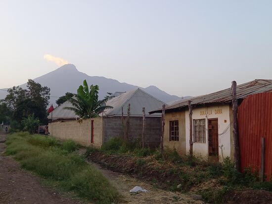Am Heimweg ist die Silhouette des Mount Meru wunderschön zu sehen.