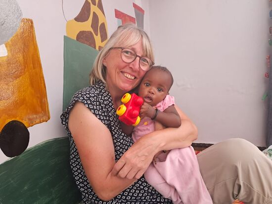 Nach dem Einkauf wird eine Runde mit Elizabeth gespielt und gekuschelt.