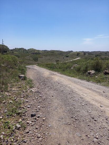 Den größten Teil der Strecke fahren wir über holprige Schotterpisten. Es ist sehr staubig.