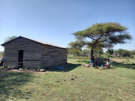 Nach etwas über zwei Stunden haben wir unser Ziel erreicht. Die Schule ist eine recht einfache Holzhütte. Daneben im Freien, die Kochecke.