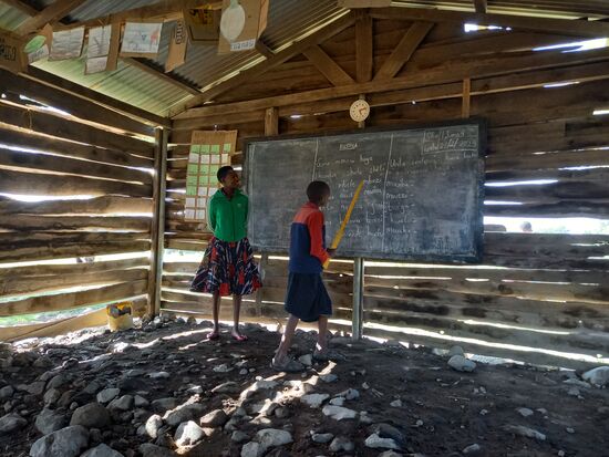 Dann zeigen sie uns, was die Schüler bereits gelernt haben. Bis 20 zählen. Ein wenig lesen und schreiben.