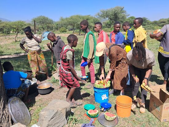 Dann endlich ist es so weit, das Essen ist fertig. Es gibt reichlich Reis, Bohnen, Banane und ein Stück Melone.