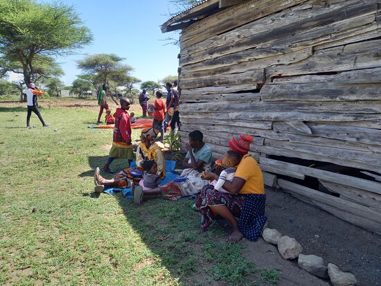Es kommen noch ein paar Frauen mit ihren Kindern vorbei und natürlich bekommen sie auch etwas ab.