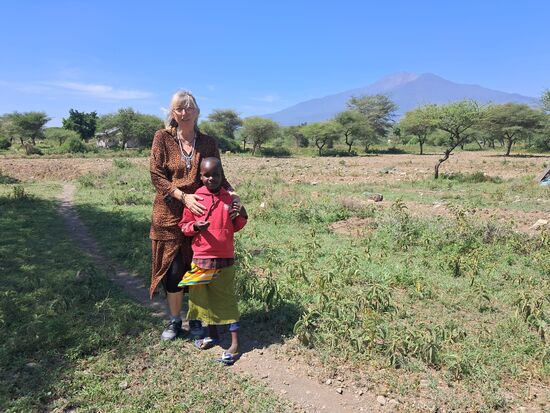 Das ist das einzige Mädchen in der Klasse. Die Mädchen werden früh verheiratet und bekommen Kinder. Daher haben nur wenige die Chance zur Schule zu gehen.