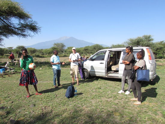 Während die Lehrerin schon mal den Ball entgegen nimmt, erklärt uns Abdullah wie sie dieses Projekt gefunden haben.