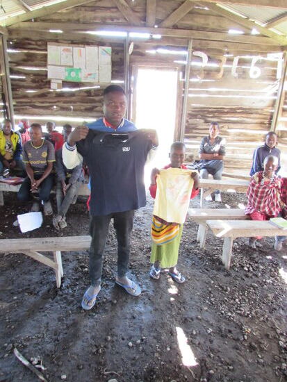 Die Kinder freuen sich über die T-Shirts.