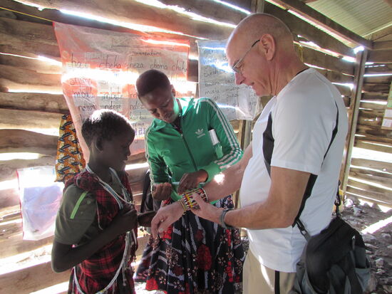 Die Kinder haben auch ein Geschenk für uns. Ich bekomme eine Kette und Matthias ein Armband.